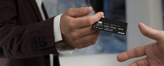Comment recevoir une carte visa infinite gratuitement ? Notre comparatif des banques